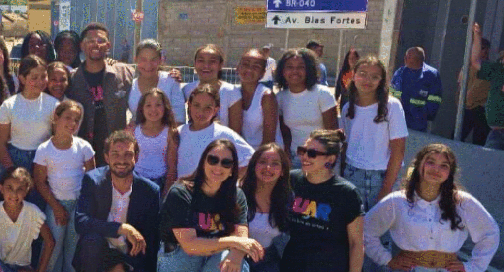 Alunas da E.M. Yayá Moreira, do projeto LUAR, se apresentam na inauguração de passagem inferior em Barbacena (MG)